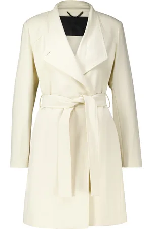 Giacomo De mantel, een verfijnde trenchcoat in effen stijl, is perfect voor een nette gelegenheid