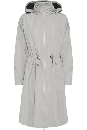 TheJoggConcept Regenjas Badia van is een stijlvolle regenjas met een opstaande kraag en lange mouwen