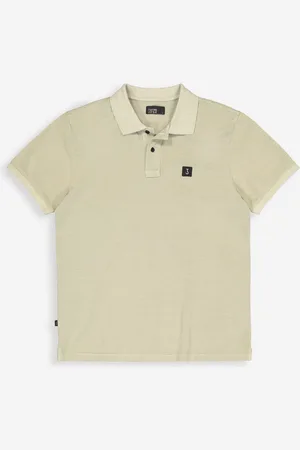Butcher of Blue De Polo van combineert een opstaande polokraag met een regular fit en korte mouwen, ideaal voor een casual look