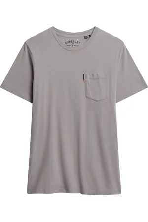 Superdry Het T-shirt Classic Essential Pocket van is een stijlvol heren T-shirt met een ronde hals en korte mouwen
