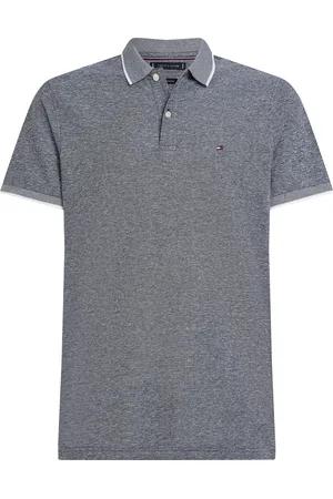 Tommy Hilfiger De polo is een stijlvolle heren polo met een opstaande kraag en ribgebreide mouwboorden