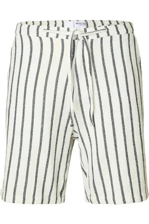 SELECTED De Regsal shorts van zijn een stijlvolle heren short met een normale taille en een koordsluiting