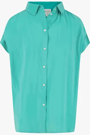 Zusss De Top van is een elegante dames blouse met een opstaande kraag en knoopsluiting