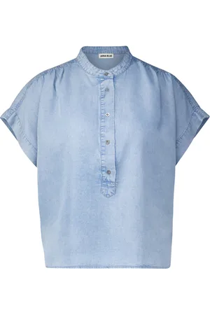 Anna De Blouse Gina van is een casual dames blouse met een boxy fit en opstaande kraag
