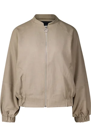 With Black De Bomberjas Vanilla van biedt een minimalistische stijl met een opstaande kraag, voorzakken en ribgebreide mouwboorden