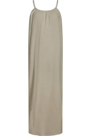 VILA De Jurk Lania Maxi van is een elegante maxi jurk met een vloeiende pasvorm, ideaal voor elke gelegenheid