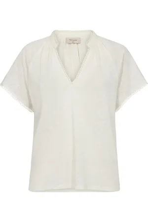 Freequent Het T-shirt Lavina van is een casual dames T-shirt met een losse pasvorm, een V-halslijn en korte mouwen