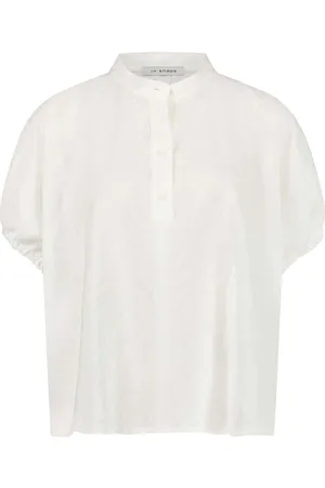 In Shape De Blouse Sanne van is een stijlvolle dames blouse met een opstaande kraag en een losse pasvorm