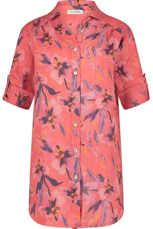 In Shape Blouse Femke Aquarel Flower van is een casual blouse met een button-down kraag, losse pasvorm en driekwart mouwen