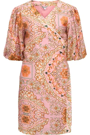 Object De Jurk Holly van is een elegante jurk met een bohemian stijl