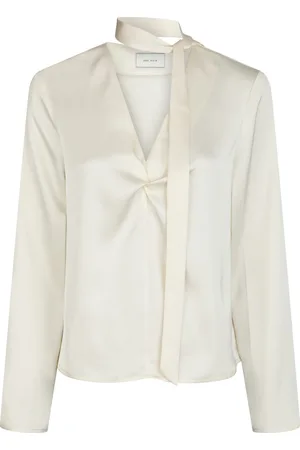 Neo Noir De Susanna Heavy Sateen Blouse van is een stijlvolle blouse met een strik kraag en lange mouwen