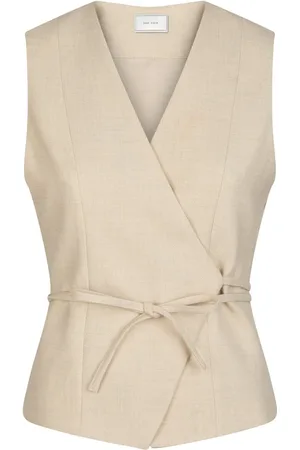 Neo Noir Gilet Samara van is een stijlvol vest met een verfijnde, minimalistische uitstraling