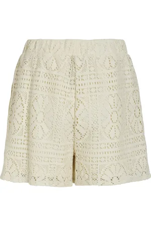 VILA De Short Merida Crochet van zijn stijlvolle shorts met een minimalistisch ontwerp en een uniek gaatjespatroon