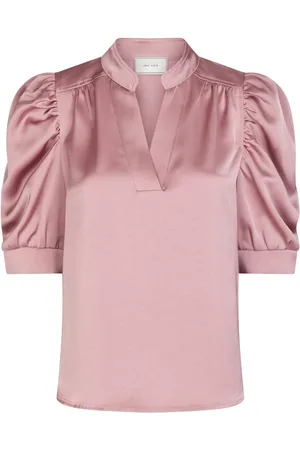Neo Noir De Blouse Roella van is een elegante dames blouse met een opstaande kraag en een regular fit