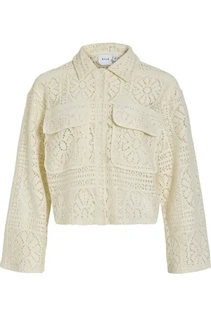 VILA Het Vest Merinda Crochet van is een stijlvol tussenjas met een uniek gaatjespatroon