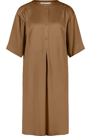 Summum Woman De Jurk Silky Touch van is een stijlvolle aanvulling op de dames jurken korte mouw collectie
