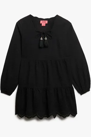Superdry De Jurk Broderie Tiered van is een casual damesjurk met een elegante V-hals en lange mouwen