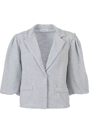 Enjoy Deze elegante blazer van , perfect voor dames blazers, combineert een opstaande kraag, knoopsluiting, en zakken op de voorzijde