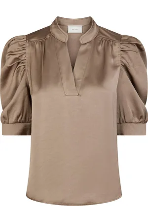 Neo Noir De Blouse Roella van is een elegante dames blouse met een opstaande kraag en een regular fit
