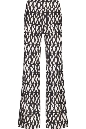 Lady Day De broek Skyler van is een dames lange broek met wijde pijpen en een grafisch patroon