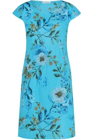 In Shape De Jurk Fien Romantic Flower van is een stijlvolle jurk met een ronde hals en korte mouwen