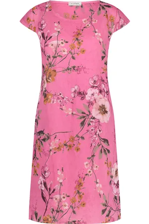 In Shape De Jurk Fien Romantic Flower van is een stijlvolle jurk met een ronde hals en korte mouwen