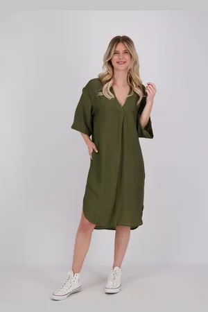 Co`Couture De Jurk Caryn van , een casual dames jurk met minimalistische stijl, biedt een losse pasvorm met korte mouwen en een elegante V-hals