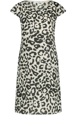 In Shape Jurk Fien Leopard van is een stijlvolle midi jurk met korte mouwen en een opvallende panterprint