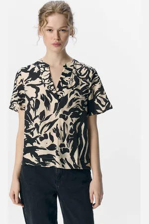 Object De Top Karina van is een casual top met korte mouwen en een levendig bloemenpatroon
