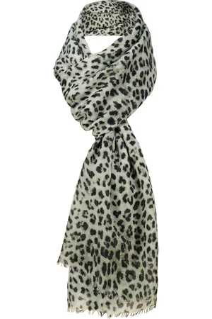 Zo De sjaal van met panterprint is een trendy accessoire voor elke garderobe