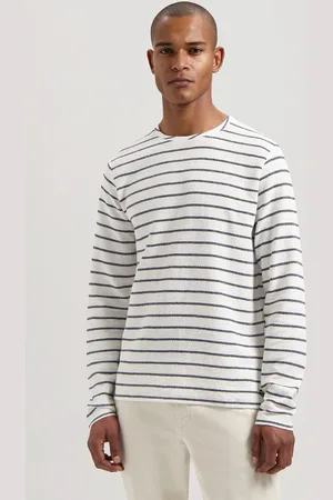 Dstrezzed De Longsleeve Lyrik van is een stijlvolle heren longsleeve met lange mouwen en een tijdloos streeppatroon