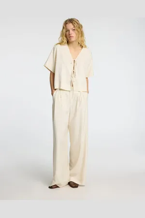 SELECTED De Blouse Natuk Boxy Tie van is een stijlvolle dames blouse met een minimalistische uitstraling