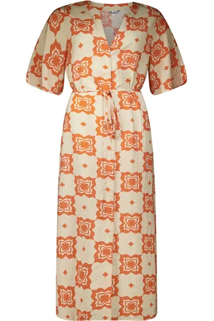 Object Jurk Ella van is een dames jurk met een elegante V-hals en een comfortabele regular fit