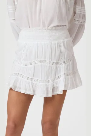 Neo Noir De Rok van is een bohemian stijl korte rok met een elegante midi-lengte