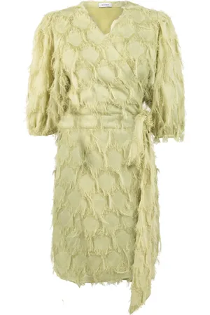 Aaiko De Jurk Florica Fringe van is een stijlvolle midi jurk met een all-over patroon en koordsluiting
