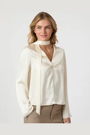 Neo Noir De Susanna Heavy Sateen Blouse van is een stijlvolle blouse met een strik kraag en lange mouwen