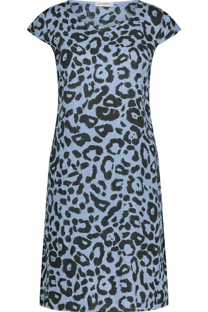 In Shape Jurk Fien Leopard van is een stijlvolle midi jurk met korte mouwen en een opvallende panterprint