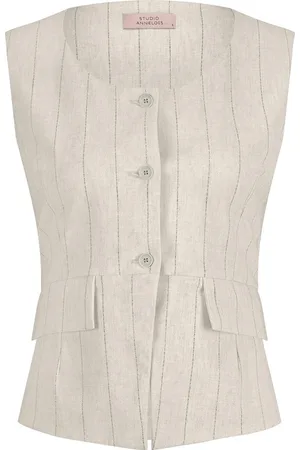 Studio Anneloes De Gilet Rebekka Pinstripe van is een stijlvol dames gilet met een getailleerde pasvorm