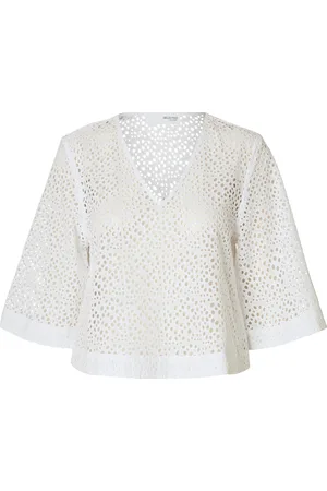 SELECTED De Blouse Laerke van is een stijlvolle blouse met een button down kraag, gemaakt van katoen