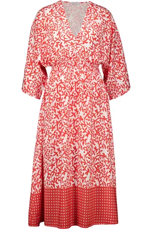 Sorbet De Jurk van is een bohemian damesjurk met een elastische taille, een elegante V-hals en 3/4 mouwen