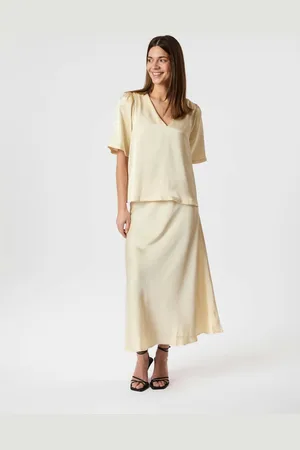 Neo Noir De Blouse Largo van is een stijlvolle blouse met een V-hals en korte mouwen en schoudervullingen