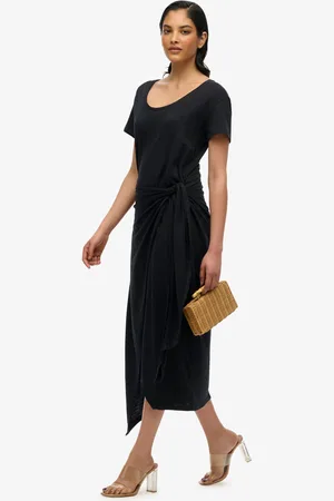 Superdry De Jurk Slub Wrap van is een casual dames jurk met korte mouw, een ronde halslijn en een effen patroon