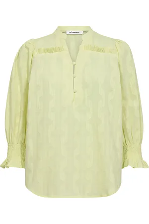 Co`Couture De blouse van is een elegante dames blouse met een opstaande kraag en lange mouwen