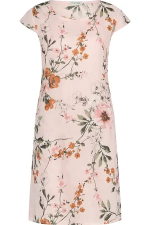 In Shape De Jurk Fien Romantic Flower van is een stijlvolle jurk met een ronde hals en korte mouwen