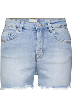 LTB Short Carola van is een casual dames short met een normale taille, voor- en achterzakken en een knoop- en ritssluiting