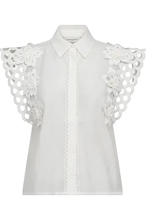 Copenhagen Muse De blouse van is een elegante blouse met een overhemdkraag en korte mouwen, versierd met verfijnde bloemenpatronen
