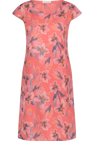 In Shape Jurk Fien Aquarel Flower van is een stijlvolle jurk zonder mouwen met een vrouwelijke uitstraling