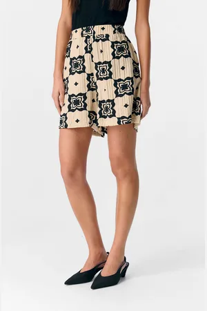 Object De Short Ella van is een stijlvolle short met een elastische taille en een opvallend grafisch patroon