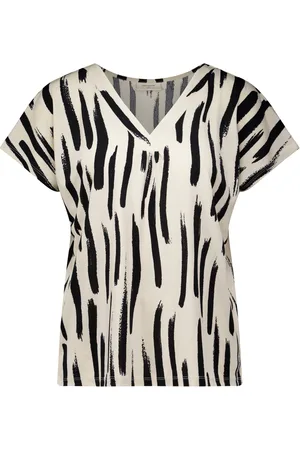Freequent De top van is een casual dames top korte mouw met een V-hals en grafisch patroon