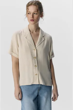 Object De Blouse Sanne van is een casual dames blouse met korte mouw, gemaakt van viscose & linnen